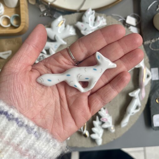 brož Liška s&nbsp;modrým dekorem